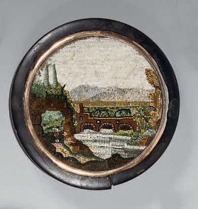 Boîte ronde en écaille brune, le couvercle...