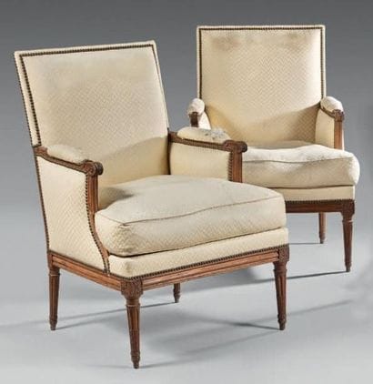 Paire de bergères en bois naturel à dossier...