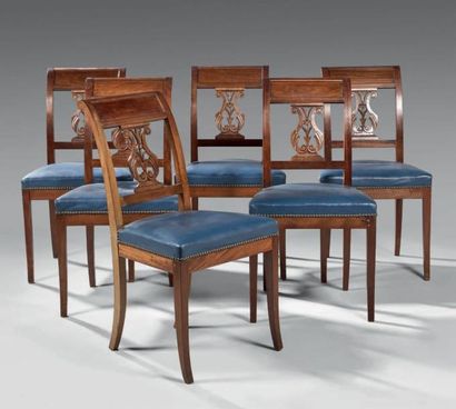 Suite de six chaises en acajou à dossier...