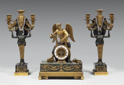 Garniture de cheminée en bronze patiné et...