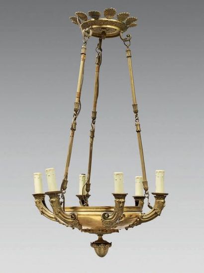 Lustre en bronze doré en forme de lampe romaine...
