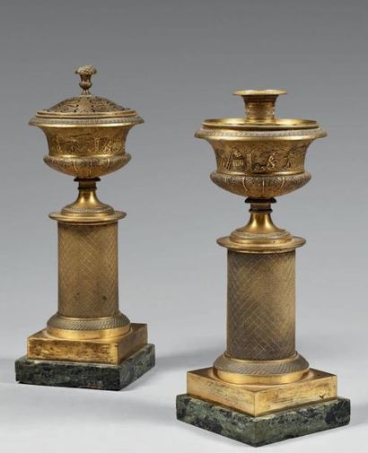 Paire de cassolettes en bronze doré à frises...