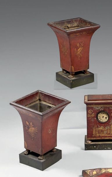Paire de vases quadrangulaires de forme tronconique...