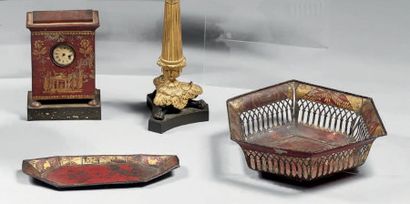 Ensemble en tôle peinte rouge et or comprenant:
-...