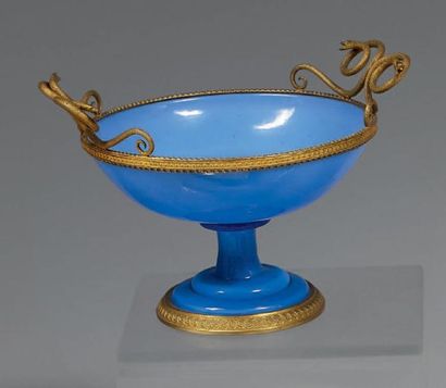Coupe sur piédouche en opaline bleue pervenche....