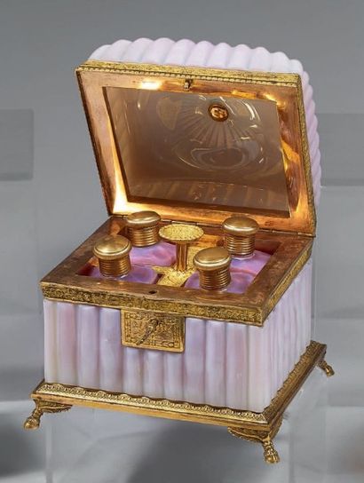 Coffret à parfums en opaline gorge de pigeon,...