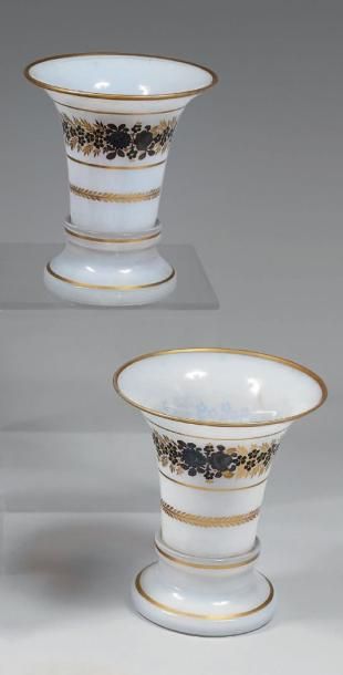 Paires de vases cornet en opaline savonneuse...