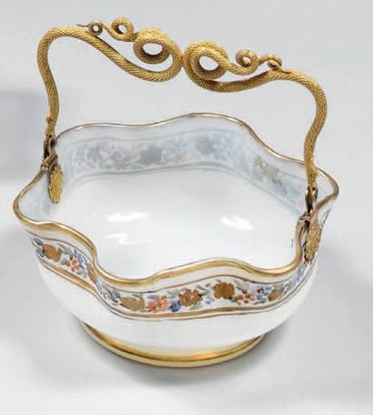 Baguier figurant un panier en opaline savonneuse,...