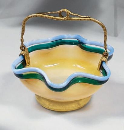 Baguier figurant un panier en opaline savonneuse...