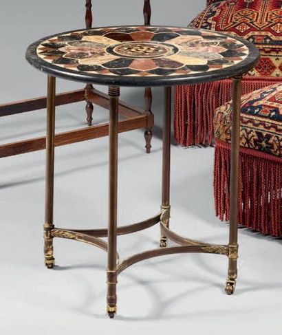 Petite table à piétement en laiton anciennement...
