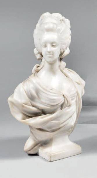 Buste en marbre blanc de la reine Marie-Antoinette.
Base...