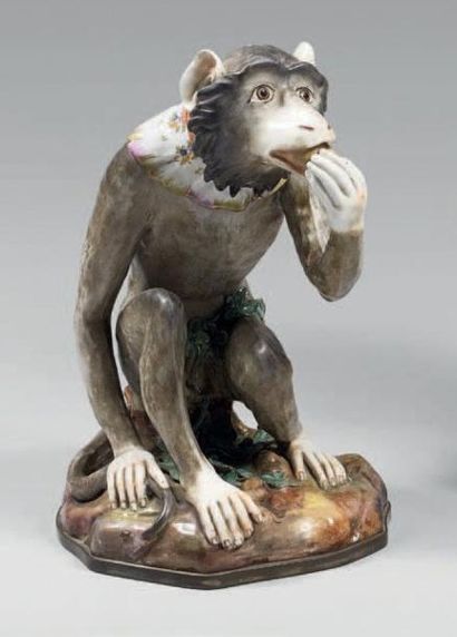 Statue de singe en porcelaine polychrome...