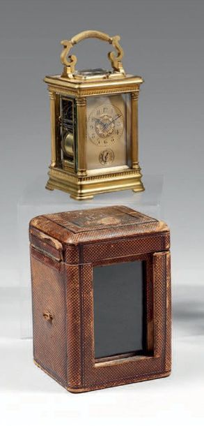 Pendule de table en bronze et verre biseauté...
