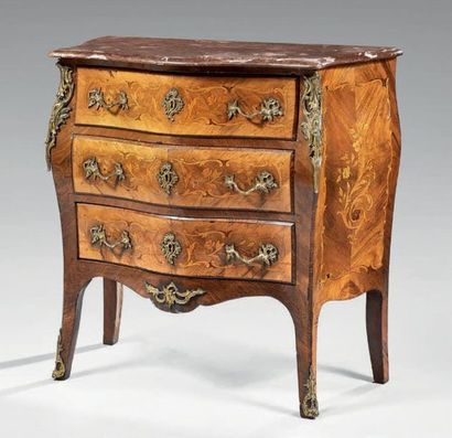 Petite commode à façade et côtés galbés,...