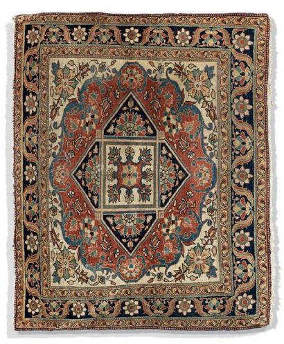 Petit tapis d'Orient en laine à décor central...