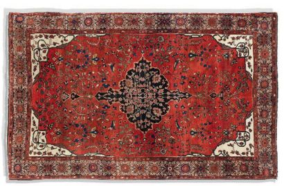 Tapis d'Orient à décor de fleurs et de vases...