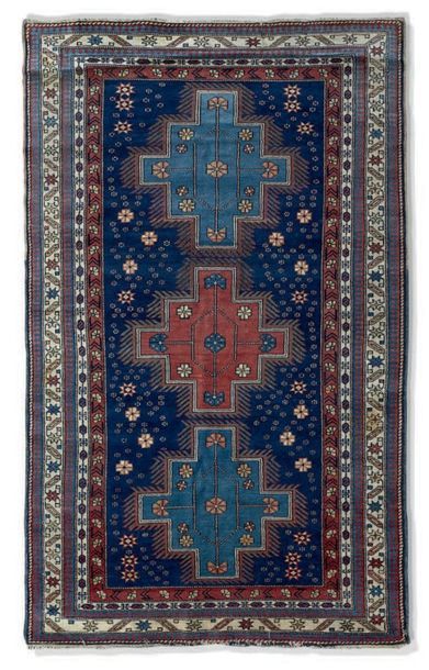 Petit tapis à trois motifs cruciformes à...