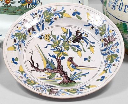 DESVRES:

Plat rond en faïence à décor polychrome...