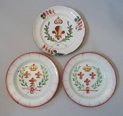 EST: 

Lot de trois assiettes en faïence...