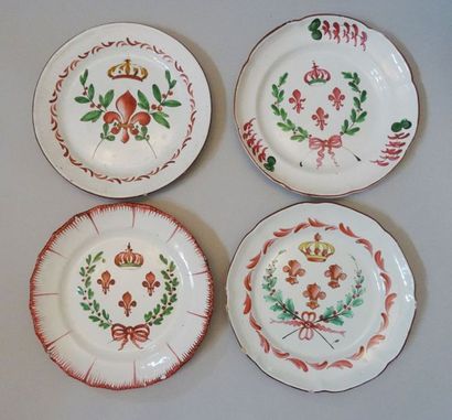 EST:

Lot de quatre assiettes en faïence...