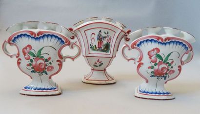 EST: 

Lot de trois bouquetières en faïence,...