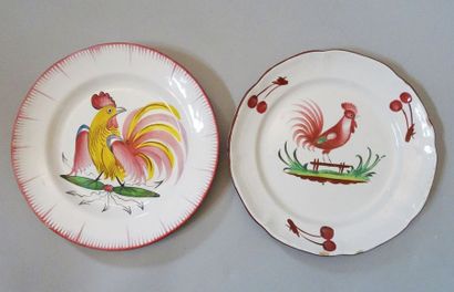 EST:

Une assiette en faïence à décor polychrome...