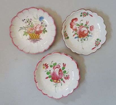 EST:

Lot de trois petites jattes en faïence...