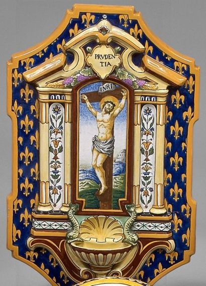 GIEN:

Bénitier d’applique en faïence à décor...