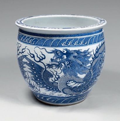 CHINE - XIXème siècle
Vasque en porcelaine...