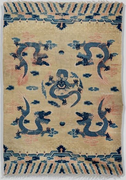 Tapis en laine à décor de dragons cherchant...