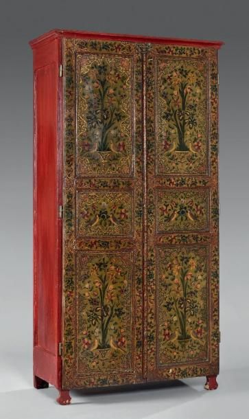 Armoire en bois laqué rouge présentant en...