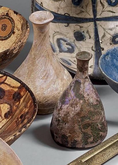 Deux verreries antiques ou médiévales.
Monde...