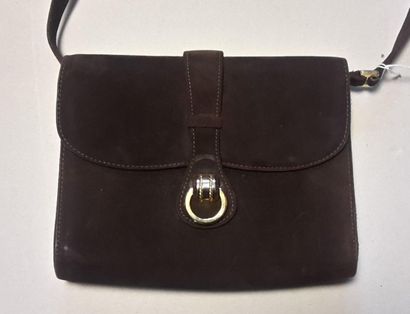 A89. GUCCI. Petit sac à bandoulière en daim...