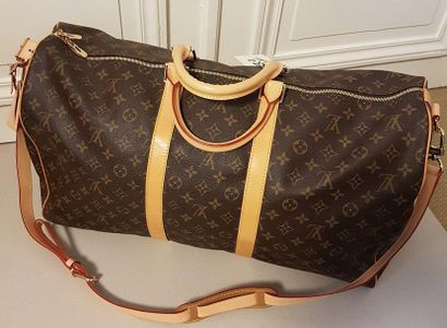 B3. LOUIS VUITTON. Sac de voyage souple modèle...