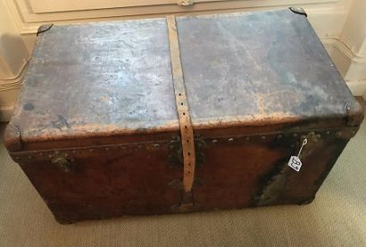 B9. LOUIS VUITTON. Malle en cuir naturel,...