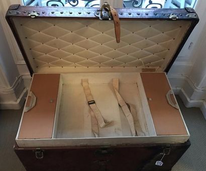 B9. LOUIS VUITTON. Malle en cuir naturel,...
