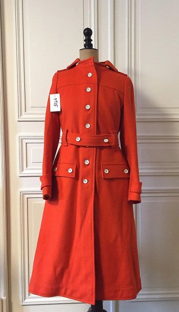 M15. COURREGES. Manteau long ceinturé en...