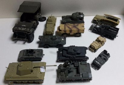 J19. SOLIDO. Lot d’environ douze miniatures...