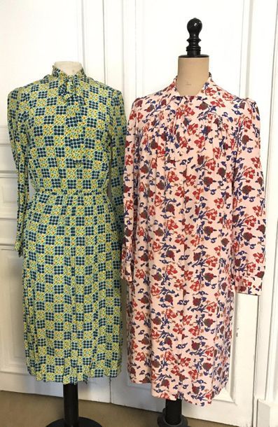 M97. Lot comprenant une robe ceinturée en...
