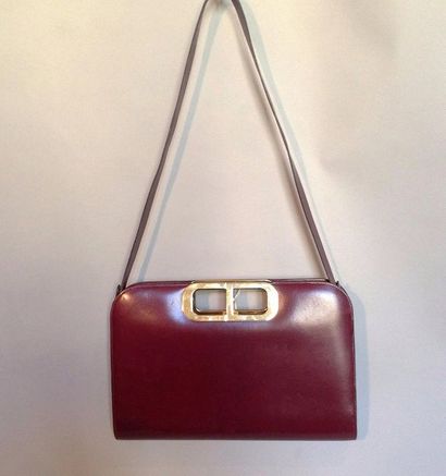 A1. CHRISTIAN DIOR. Sac en cuir bordeaux,...