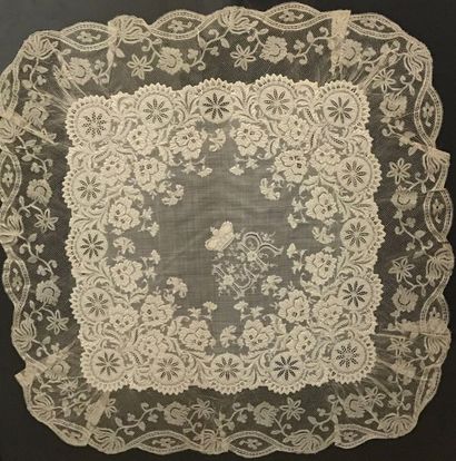 L20. Mouchoir en linon brodé et dentelle...