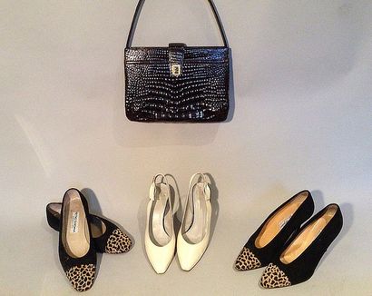 A8. Lot comprenant une paire de chaussures...