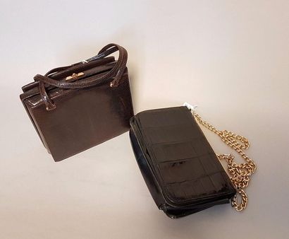 A11. Lot comprenant un petit sac à main de...