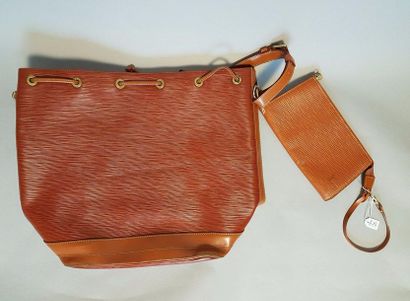 A14. LOUIS VUITTON. Sac à bandoulière modèle...