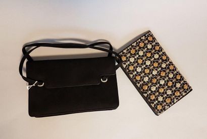 A26. Lot comprenant un petit sac du soir...
