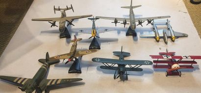 J6. Lot de treize avions militaires de nationalités...