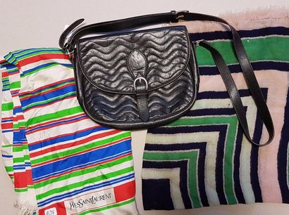 A38. YVES SAINT LAURENT. Un sac à main à...