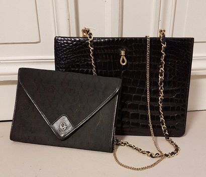 A47. CHRISTIAN DIOR. Pochette en cuir et...