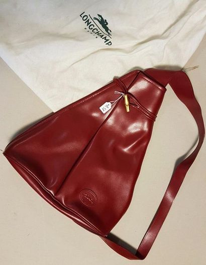 A58. LONGCHAMP. Sac trapézoïdal en cuir rouge...