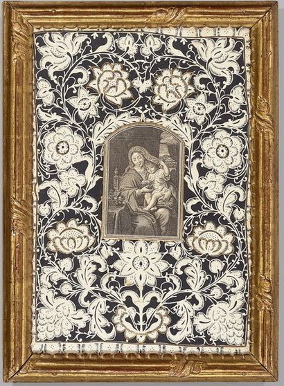 Canivet rectangulaire dessinant des rinceaux...
